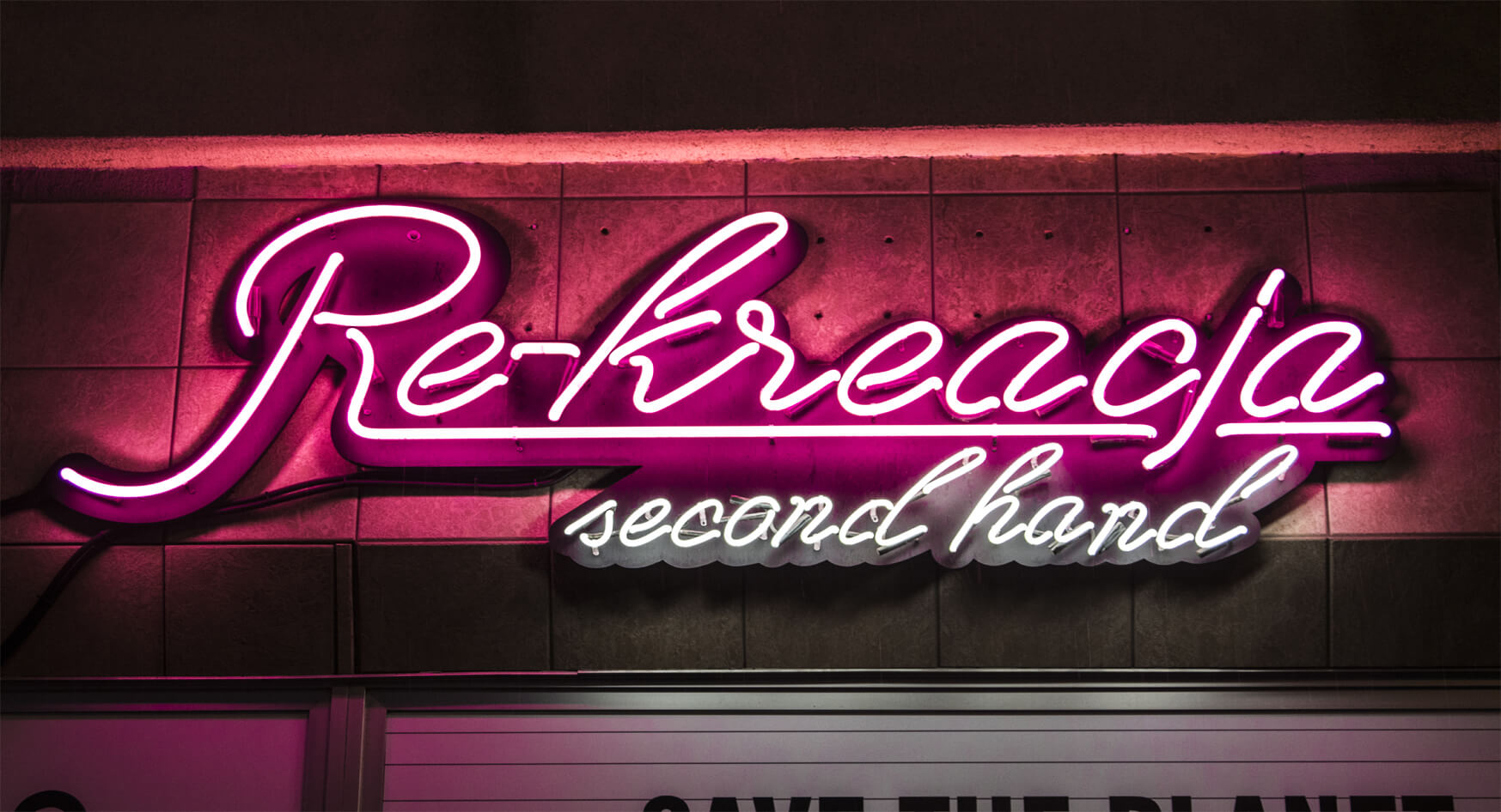 ricreazione-secondhand-secondhand-neon-vetro-illuminato-sopraelevazione-neon-sopra-ingresso-neon-sopra-piastrelle-neon-sopra-retro-neon-pubblicità-neon-insegne-scream-